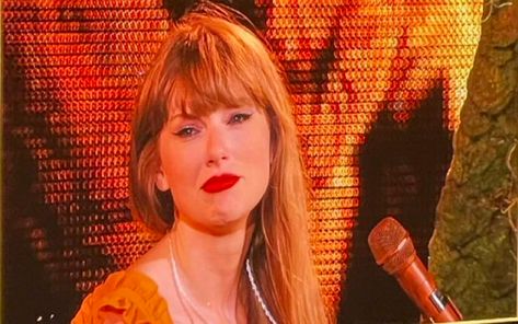 Bookmarks / Twitter Taylor Swift Crying, Taylor Swift Fotos, Aesthetic Era, Truth And Dare, Blonde Cat, Taylor Swift Red, Taylor Swift Videos, Long Live Taylor Swift, Swift 3