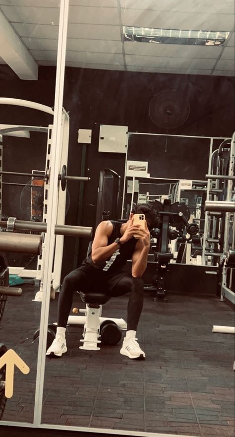 Gym Asthetic Picture Men, Gym Back Pose, Instagram Boys Pictures, Boy Story Instagram, Gym Mirror Selfie Men, Gym Poses For Men, Aesthetic Boy Pics, Gym Pose, Gym Boys