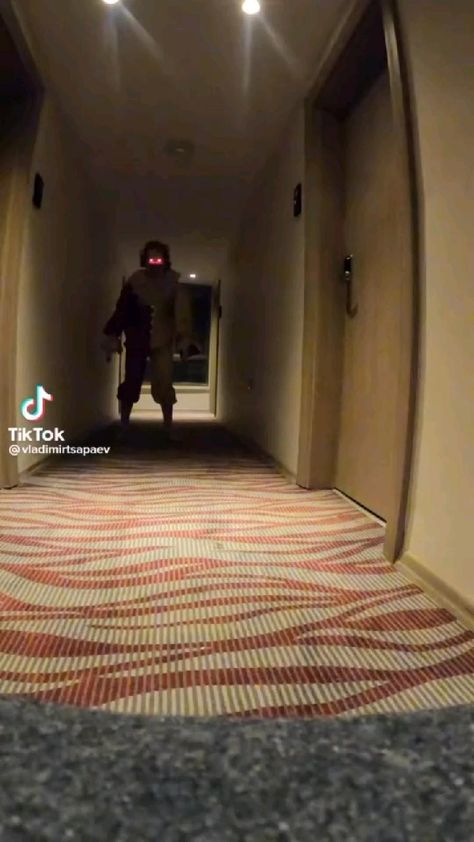 Scary Tiktok Videos, Scary Funny Videos, Funny Scary Pranks, Scary Ghost Videos, Funny Jump, Scary Clips, Images Terrifiantes, Skin Walker, Addams Familie