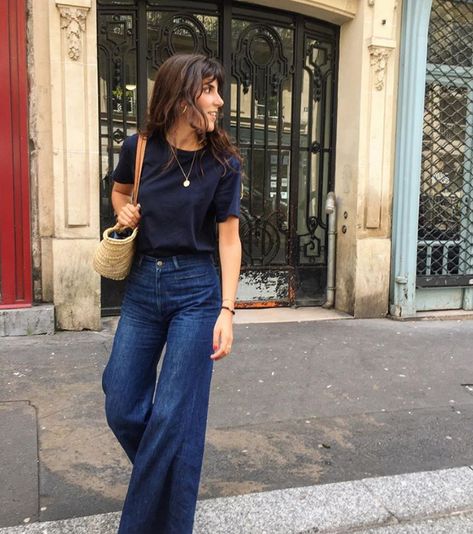 French Bohemian Style Outfits, Denim Blue Pants Outfit, Styling Navy Blue Pants, Wide Leg Dark Jeans Outfit, How To Style Navy Blue Pants, Navy Blue Wide Leg Pants Outfits, Navy Blue Tshirt Outfit, Navy Blue Outfits For Women, Navy Blue Jeans Outfit