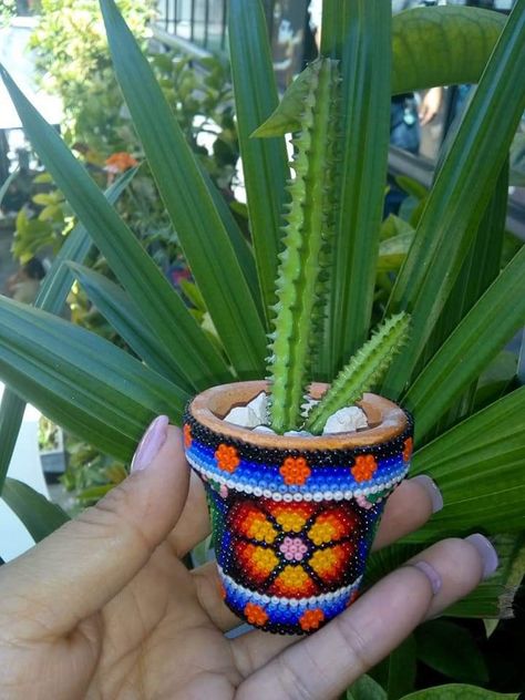 Huichol Art Pattern, Painted Cow Skulls, Huichol Pattern, Seed Bead Art, Camera Lamp, Native Beading Patterns, Seed Bead Crafts, Seed Bead Flowers, Diy Flower Pots