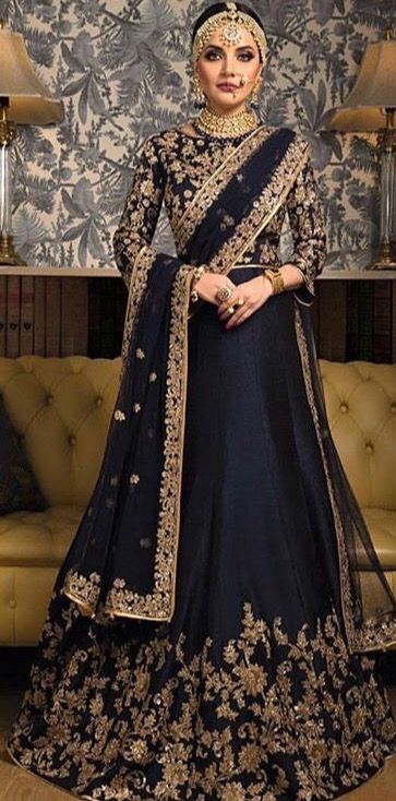 Regal looking navy blue and gold Indian bridal outfit #goldjewelry #makeup #smokeyeye Pengantin India, Navy Blue And Gold, Salwar Kamiz, Desi Clothes, Indian Bridal Dress, Indian Bridal Wear, Ghagra Choli, Indian Bridal Fashion, Indian Bridal Outfits