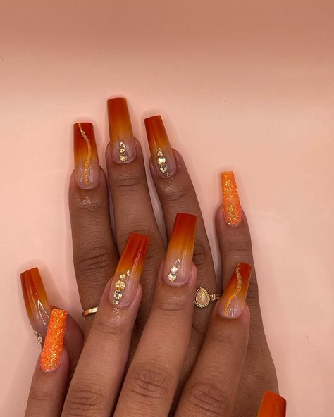 Burnt Orange Gold Nails, Brown And Orange Ombre Nails, Burnt Orange Nail Design, Orange Glam Nails, Paprika Nails, Auburn Nails Designs, Matte Orange Nail Fall, Burnt Orange Nail Designs, Orange Nails Black Women