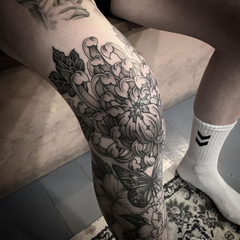 Lotus Flower Knee Tattoo, Lotus Knee Tattoo, Knee Pit Tattoo, Anime Knee Tattoo, Japanese Knee Tattoo, Rose Knee Tattoo, Knee Flower Tattoo, Flower Leg Tattoos, Tree Tat