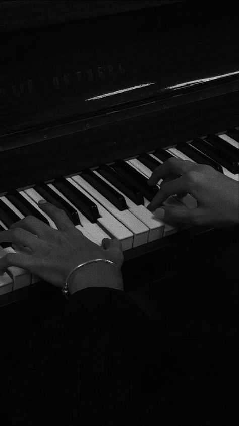 Paino Astetic, Pianino Aesthetic, Piano Black And White, Piano Wallpaper, Piano Photography, White Piano, Dark Red Wallpaper, Gentleman Aesthetic, Black Piano