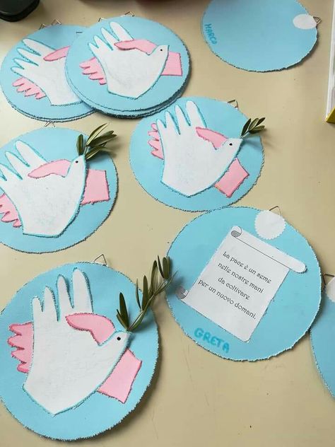 Peace hands. Peace Crafts, International Day Of Peace, Catholic Crafts, Peace Dove, Craft Day, School Art Projects, Sunday School Crafts, Bible Crafts, Remembrance Day