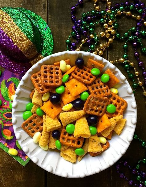 Mardi Gras Snack Mix is easy to make, full of sweet and savory treats and the festive colors of Mardi Gras which are purple, green and gold. Mardi Gras Recipes Easy, Mardi Gras Snacks, Christmas Appetizers Finger Foods, Mardi Gras Appetizers, Mardi Gras Party Food, Fat Tuesday Party, Bunco Themes, Mardi Gras Party Ideas, Mardi Gras Recipes