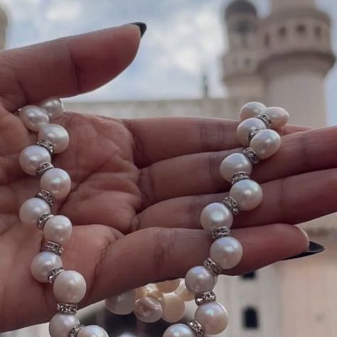 Reba Biswas | Lifestyle •Travel •Food on Instagram: "They have the largest collection of pearl jewellery sets that you can’t find in entire Hyderabad. Hyderabad is known as the city of pearls And what could be the best place to purchase Pearl jewellery than iconic Charminar 😍 Laxmi Narayan Pearls is located beside the entrance to Charminar just opposite to this famous lord shiva Temple SpeciallyI loved rani haar in real emerald stone, side brooch with real pearl and aveza stone, zig-zag patta set with pendant and earrings And my favourite is color changable choker set The speciality of color changable choker set is u can change the colour and pair with different attires. how amazing it is (problem solving for all the women) Also they have Pochampally and variety of sarees Along wit Lord Shiva Temple, Laxmi Narayan, Shiva Temple, Rani Haar, Of Sarees, Pearl Jewelry Sets, Beads Jewellery, Pearl Jewellery, Jewellery Sets