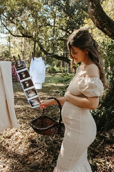 Clothes Pin Maternity Shoot, Diy Maternity Photos Backyard, Maternity Pictures Vintage, Maternity Shoot Couples Outfit, Simple Couples Maternity Photos, Maternity Bbq Outfit, Maternity Pictures Clothes Line, Cottage Core Maternity Outfits, Baby In Bloom Photoshoot