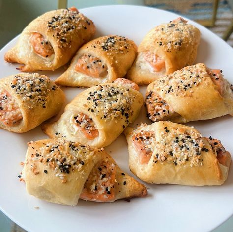 Salmon Crossaints, Salmon Puffs Appetizers, Salmon Pastry, Salmon Puff Pastry, Sablefish Recipes, Salmon In Puff Pastry, Salmon Puffs, Wild Salmon Recipe, Puff Pastry Bites