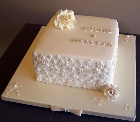 Square Wedding Cakes Simple, Square Cake Designs, 30th Wedding Anniversary Cake, Indian Outfit Ideas, Simple Wedding Cake Toppers, Square Birthday Cake, Square Cake Design, Outfit Ideas Wedding, Chantilly Cake