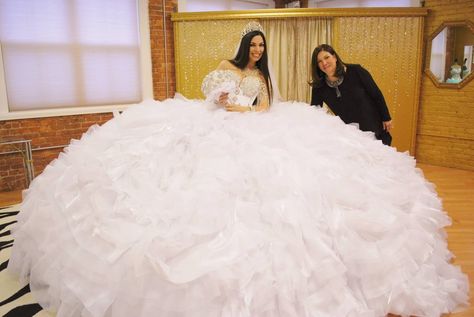 WOW Big Puffy Dresses, Big Prom Dresses, Poofy Wedding Dress, Poofy Skirts, Ugly Wedding Dress, Poofy Prom Dresses, Poofy Dresses, Teen Memes, Worst Wedding Dress