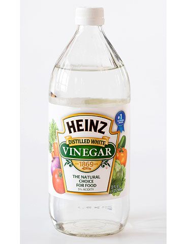 I went home and was pumped (takes a lot to get me excited huh) to mix 1 cup vinegar with 3 cups water. Instantly, I sprayed it on the nearby counter and stovetop to see if this stuff would actually work. Vinegar Uses, Vinegar Cleaning, Homemade Cleaning Products, Natural Cleaners, Distilled White Vinegar, Household Cleaning Tips, Diy Cleaners, Cleaning Recipes, Cleaners Homemade