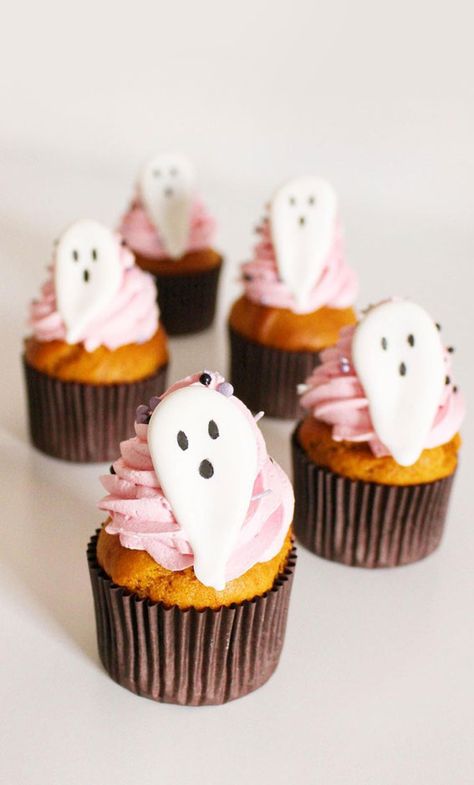 Halloween Cupcake Ideas, Simple Halloween Decor, How To Make Pink, Pink Buttercream, Ghost Cupcakes, Ghost Cake, Cupcake Pictures, Spooky Food, Fun Halloween Food