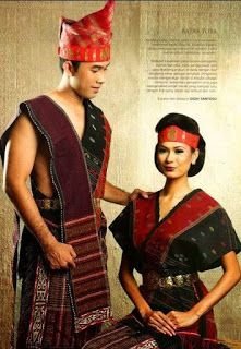 Ulos Batak Dress, Batak Toba, Indonesian Clothing, Filipino Fashion, Indonesian Wedding, Pre Wedding Poses, Luxury Wear, Wedding Photography Poses, Traditional Fashion