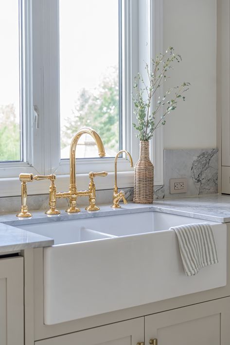 Farmhouse Sink With Gold Hardware, Vintage Brass Kitchen Faucet, Large Farmhouse Sink Kitchen, Golden Kitchen Sink, Deep Farmhouse Sink, Silver Sink With Gold Faucet, Gold Kitchen Faucet Farmhouse Sinks, Vintage Kitchen Sink Faucet, Farmhouse Sink Gold Faucet