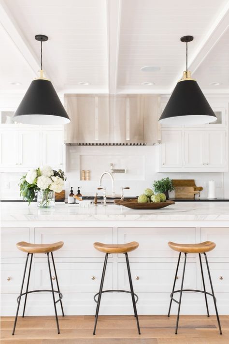 11 Best Kitchens by Studio McGee; A round up post of the best kitchens by Studio McGee! Blogger, and interior designer who knows how to renovate! Modern charm. white Kitchen design and renovations.  #kitchensbystudiomcgee #studiomcgee || Nikki's Plate Kitchen Backslash, Kitchens Interior, Interior Remodeling, Decorating Kitchen, Remodeling Kitchen, Classic Kitchen, Neutral Paint, Home Luxury, Kitchen Decorating