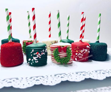 Dipped Marshmallows Christmas, Marshmellow Treats Christmas, Christmas Marshmallows Ideas, Marshmellow Christmas Snack, Christmas Chocolate Covered Marshmallows, Chocolate Covered Marshmallows Christmas, Christmas Treat Table Ideas, Christmas Marshmallow Pops, Marshmallow Christmas Treats