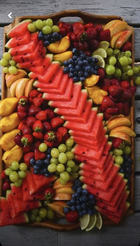 Cheese Store, Fruit Platter Designs, Healthy Fruits And Vegetables, Decorações Com Comidas, Charcuterie Inspiration, Party Food Platters, Charcuterie Recipes, Veggie Tray, Variety Of Fruits