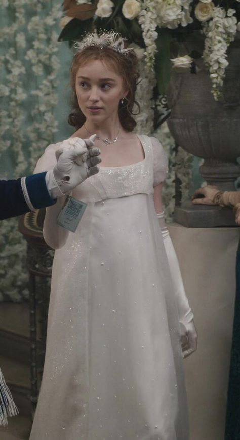 Daphne Bridgerton White Dress, Daphne Bridgerton Dress, Bridgeton Dresses, Snowflake Aesthetic, Bridgerton Gif, Bridgerton Core, Bridgerton Daphne, White And Silver Dress, Daphne Bridgerton