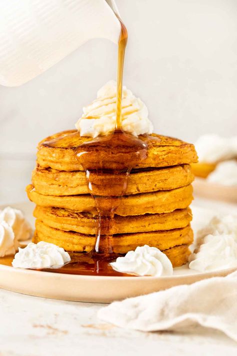 Pumpkin Pancakes are the ultimate Autumn breakfast recipe. Buttery, fluffy pancakes full of flavor from pumpkin puree and pumpkin pie spices. Pumpkin Oatmeal Pancakes, Pumpkin Pancakes Easy, Pumpkin Cranberry Bread, Meaningful Eats, Autumn Breakfast, Fall Recipes Breakfast, Pumpkin Pancake Recipe, Pumpkin Oats, Pumpkin Cranberry