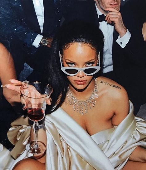 2,669 curtidas, 36 comentários - Rihanna 🦋 (@rihfantastic) no Instagram: “#rihanna #badgalriri #navy 💎” Chicas Punk Rock, Sunglasses For Your Face Shape, Looks Rihanna, Rihanna Love, Rihanna Outfits, Rihanna Looks, Rihanna Riri, Boujee Aesthetic, Rihanna Style