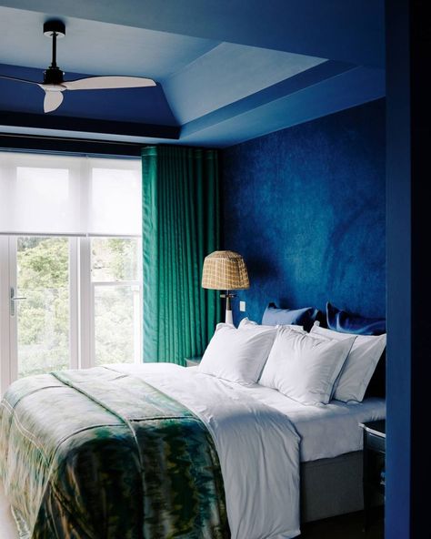 Bedroom Decoration 2020 - Interiors By Color. Blue velvet wallpaper,blue painted ceiling and green curtains. Cobalt Blue Bedroom, Dining Room Paneling, Blue Bedroom Decor, Colored Ceiling, London House, Brown Walls, Holiday House, Tiny Bedroom, Spare Bedroom