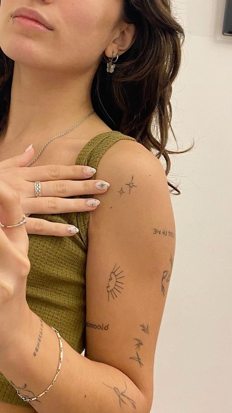 Ephemeral Tattoo, Many Tattoos, Tattoos Inspo, Petite Tattoos, Fotografi Vintage, Small Hand Tattoos, Classy Tattoos, Arm Tattoos For Women, Discreet Tattoos