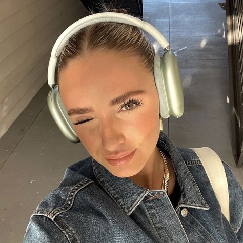 Air Pods Max, Girl Headphones, Airpod Max, Cute Headphones, Girl With Headphones, Airpods Max, Vogue Beauty, Green Photo, Healthy Girl