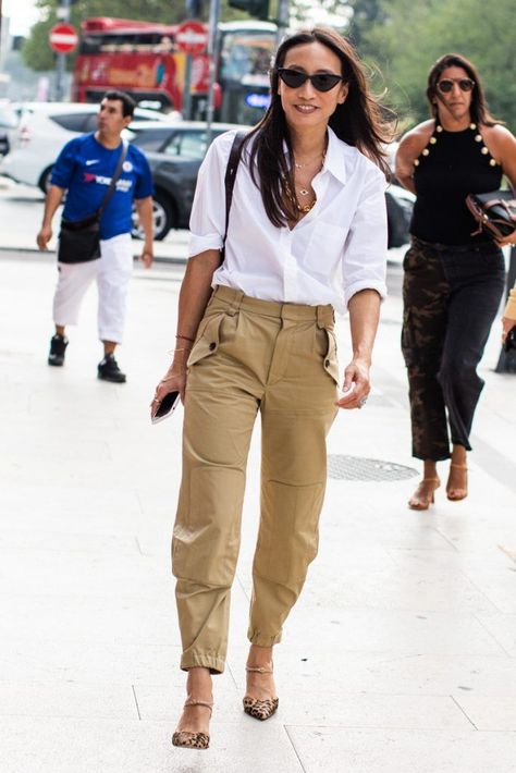 Cargo Pants Women Outfit Chic, Cargo Pant Outfits, Moda Safari, Cargo Pants Women Outfit, Best Cargo Pants, Jogger Outfit, Beige Cargo Pants, Cargo Outfit, Cargo Pants Outfits