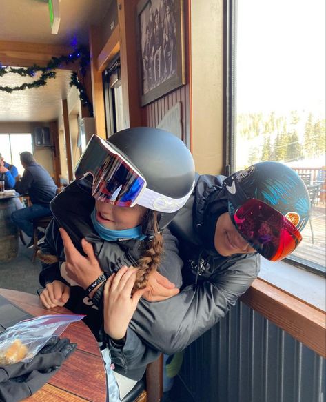 Ski Trip With Boyfriend, Snowboarding With Boyfriend, Snowboard Outfit Aesthetic, Snowboard Boyfriend, Skiing With Boyfriend, Snowboarding Couple Pictures, Skiing Couples, Ski Boyfriend, Cute Snowboarding Pictures