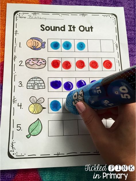 These worksheets help students count the number of sounds they hear in a word Phoneme Segmentation Activities, April Preschool, Phoneme Segmentation, Syllables Activities, Emergent Literacy, Phonemic Awareness Activities, School 2015, Kindergarten Language Arts, Activities For Kindergarten