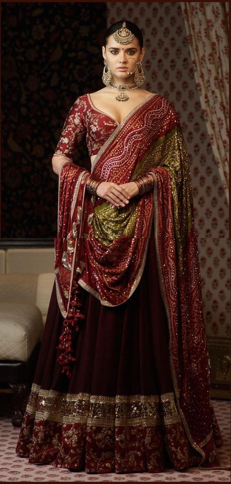 Traditional Jewelry Antique, Red Summer Wedding, Summer Wedding Guest Outfit, Wedding Guest Outfit Ideas, Indian Wedding Fashion, Indian Bridal Lehenga, Bridal Lehenga Red, Summer Wedding Guest, Indian Bridal Dress