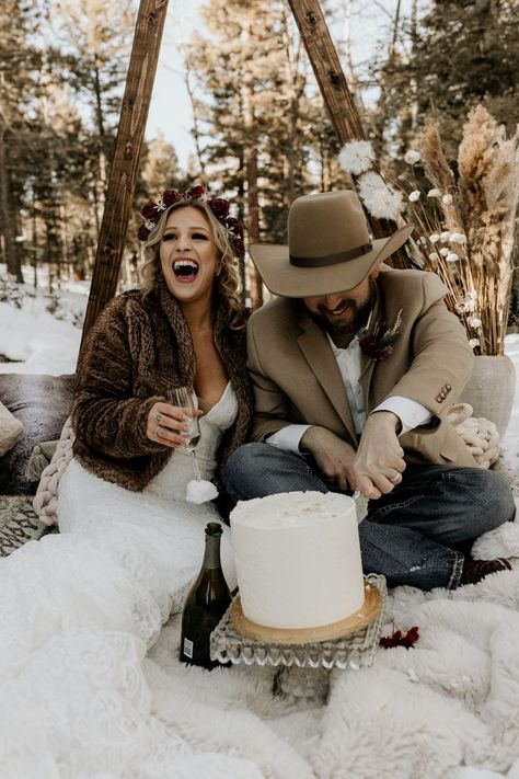 Winter Wedding Styled Shoot, Christmas Wedding Elopement, Winter Elopement Outfit, Winter Elopement Photography, Winter Cabin Wedding, Winter Elopement Dress, December Elopement, Snow Elopement, Simple Elopement Ideas