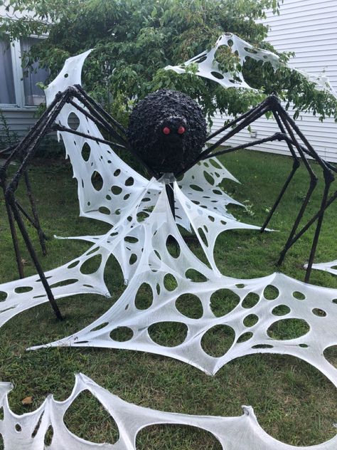 Halloween Comics, Halloween Yard Displays, Haunted Trail, Diy Spider, Web Spider, Halloween Outside, Celtic Festival, Spider Decorations, Easy Diy Halloween Decorations