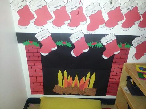 Fireplace made from construction paper. The perfect Cozy Corner! Construction Paper Fireplace, Christmas Classroom Decorations, Snoopy Classroom, Classroom Christmas Decorations, Holiday Door Decorations, Winter Bulletin, Christmas Classroom Door, Class Door, School Door Decorations