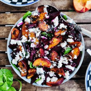 Baby Spinach Salad, Salad At Home, Salad With Feta Cheese, Baby Spinach Salads, Feta Cheese Salad, Salad With Feta, Beetroot Salad, Peach Salad, Vegetarian Salads