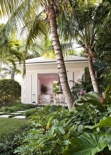 Case Creole, Tropical Pool Landscaping, Palm Beach Decor, Palm Beach Style, Beach Pink, Tropical Pool, Pink House, Beach Cottage Style, Beach Gardens