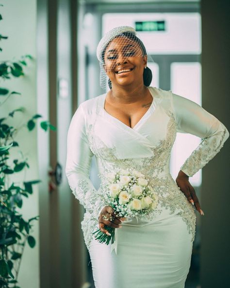 Smiling bride holding a beautiful white rose bouquet Bouquet For Civil Wedding, White Rose Bridal Bouquet, Wedding Bouquet Ideas, Summer Wedding Bouquets, Rose Bridal Bouquet, Civil Wedding Dresses, One Flower, Beautiful Bouquets, Dream Man