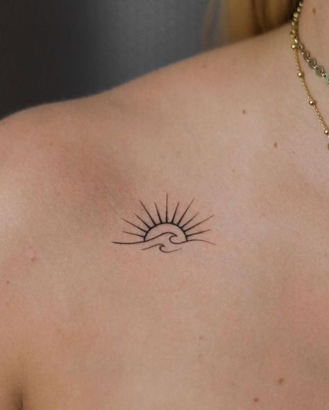 Sunset Tattoo Ideas, Wave And Sun Tattoo, Tattoo Sunset, Tattoo Sonne, Sunset Tattoo, Tato Minimal, Sun Tattoo Designs, Sunset Tattoos, Small Pretty Tattoos