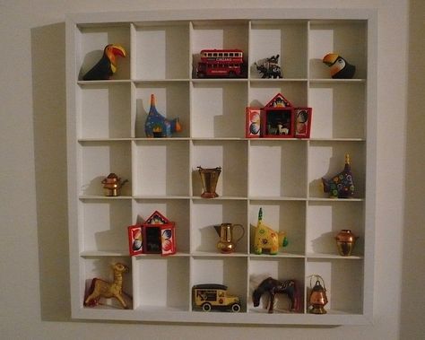 Create shadow box to display Lego figures using a IKEA Ribba Frame. Toys Display Ideas, Laundry Room Ikea, Printers Tray Ideas, Knick Knack Shelves, Shelves Laundry Room, Geeky Decor, Glass Shadow, Glass Shadow Box, Printer Tray