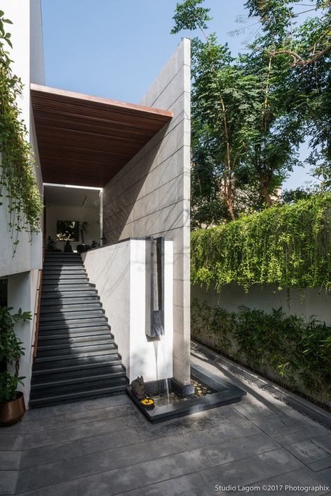 Gallery of Skewed House / Studio Lagom - 10 Boundary Walls, House Studio, Entrance Design, Bungalow House Design, House Elevation, Facade Design, Staircase Design, Simple House, Home Studio