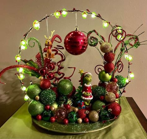 Grinch Table Centerpiece Ideas, Grinch Centerpieces, Grinch Centerpiece, Grinchmas Decorations Diy, Christmas Pom Pom Crafts, Grinch Crafts, Christmas Advent Wreath, Grinch Decorations, Christmas Decorations Centerpiece