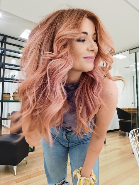 Hairstyles For Summer Wedding, Pink Hair Wedding, Curls Volume, Pink Hair Highlights, Gold Balayage, Hairstyles For Summer, Wedding Hairstyle Ideas, Wig Ideas, Peach Hair