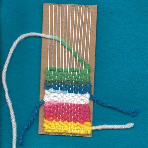 Weave Bookmark, Diy Laine, Yarn Crafts For Kids, Easy Yarn Crafts, Weaving For Kids, Bookmark Craft, Weaving Tutorial, Custom Bookmarks, Diy Weaving