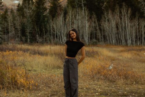 insta @ sofiastosich Senior Picture Mountain Ideas, Autumn Senior Pictures, Dreamy Photoshoot, Cute Senior Pictures, Field Photography, Senior Photography Poses, Fall Shoot, Senior Photo Outfits, Grad Photoshoot