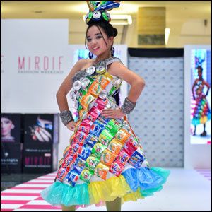 Dress and headpiece created from empty soda bottles. Recycle Dress Ideas, Recycle Dress Ideas Fashion, Recycle Outfit, Recyclable Fashion, Recycled Dress Ideas, Recycle Dress, Trashion Fashion, Fancy Dress Costumes Kids, Refashion Dress