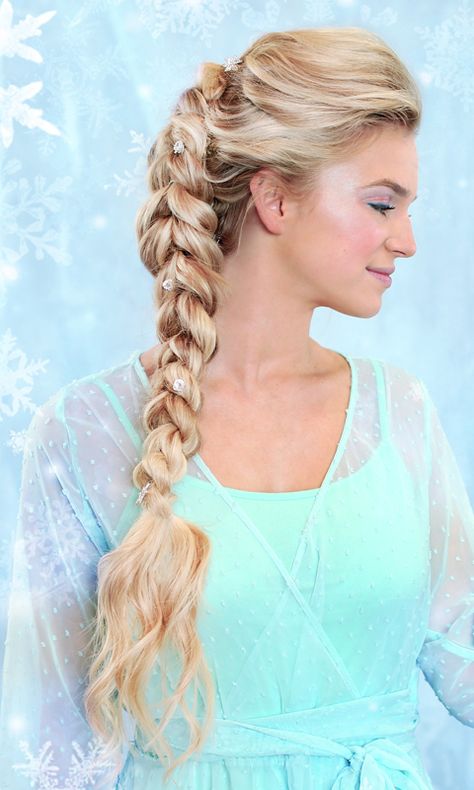 Freeze everyone in their tracks with this icy braid and beachwaves. Frozen Hairstyles, Laced Hair Extensions, Elsa Braid, Easy Hair Tutorials, Elsa Hair, Elsa From Frozen, Two Ponytails, Vintage Hair Clips, Holiday Hair