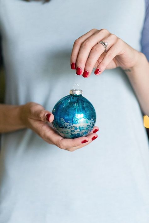 DIY Galaxy and Planet Christmas Ornaments - Shrimp Salad Circus Science Christmas Ornaments, Galaxy Tree, Galaxy Christmas, Clear Christmas Ornaments, Christmas Science, Diy Galaxy, Christmas Balls Decorations, Crafts Decor, Xmas Trees