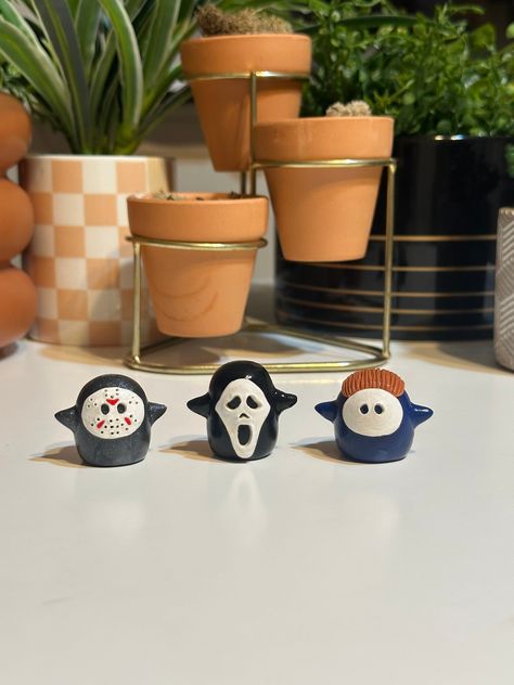 Hello to all my Halloween lovers! For those of you who are horror fanatics, please enjoy these as the classics they are! We have Micheal Myers from Halloween, Jason from Friday the 13th, and Ghost Face from Scream. These little guys are made for just about anything... you can create your own little spooky set, place them on a bookshelf, set them on your work desk, or use them as decor around your home to spread the spooky vibes! All charms are handmade by myself - pure polymer clay, all charms are mini size (approx 1 inch tall). All charms are uniquely made and are not 100% identical.  Message me for any questions and thank you for shopping! :) Mini Clay Ideas Halloween, Mini Ceramics Projects, Mini Halloween Clay Ideas, Diy Mini Halloween Decorations, Spooky Polymer Clay Ideas, Polymer Clay Halloween Charms, Horror Clay Ideas, Spooky Clay Art, Polymer Clay Spooky